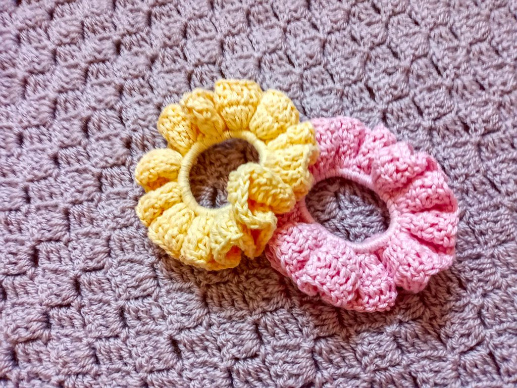 Crochet a cotton scrunchie