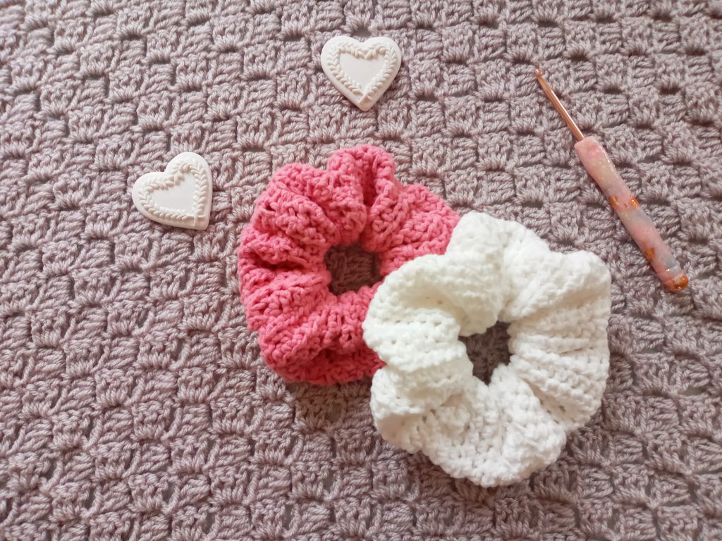 Hello everyone, I hope you are well! Today I wanted to bring you a new and fun project, which is on how to crochet a simple feminine scrunchie