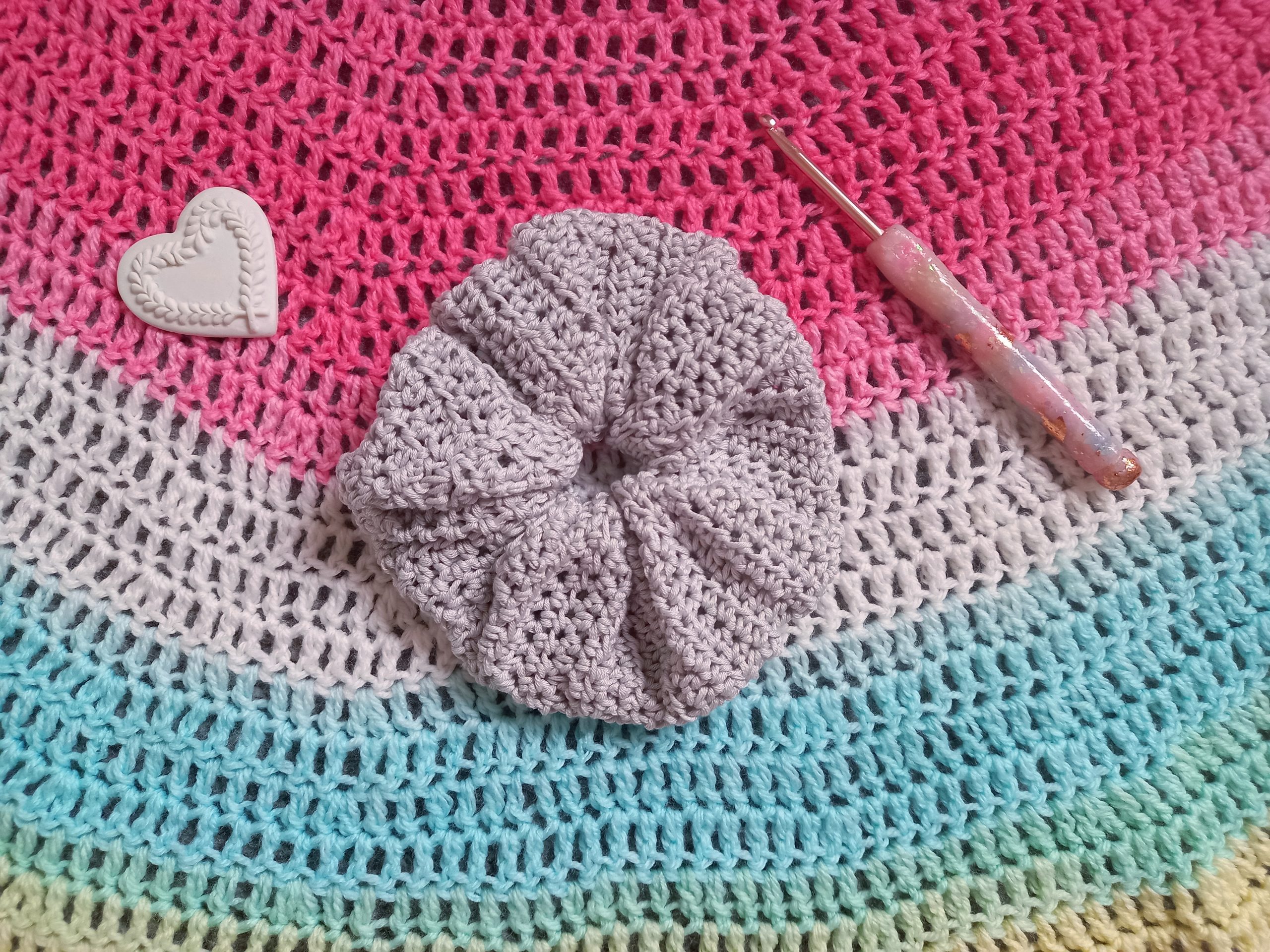 Crochet Feminine & Easy Scrunchie
