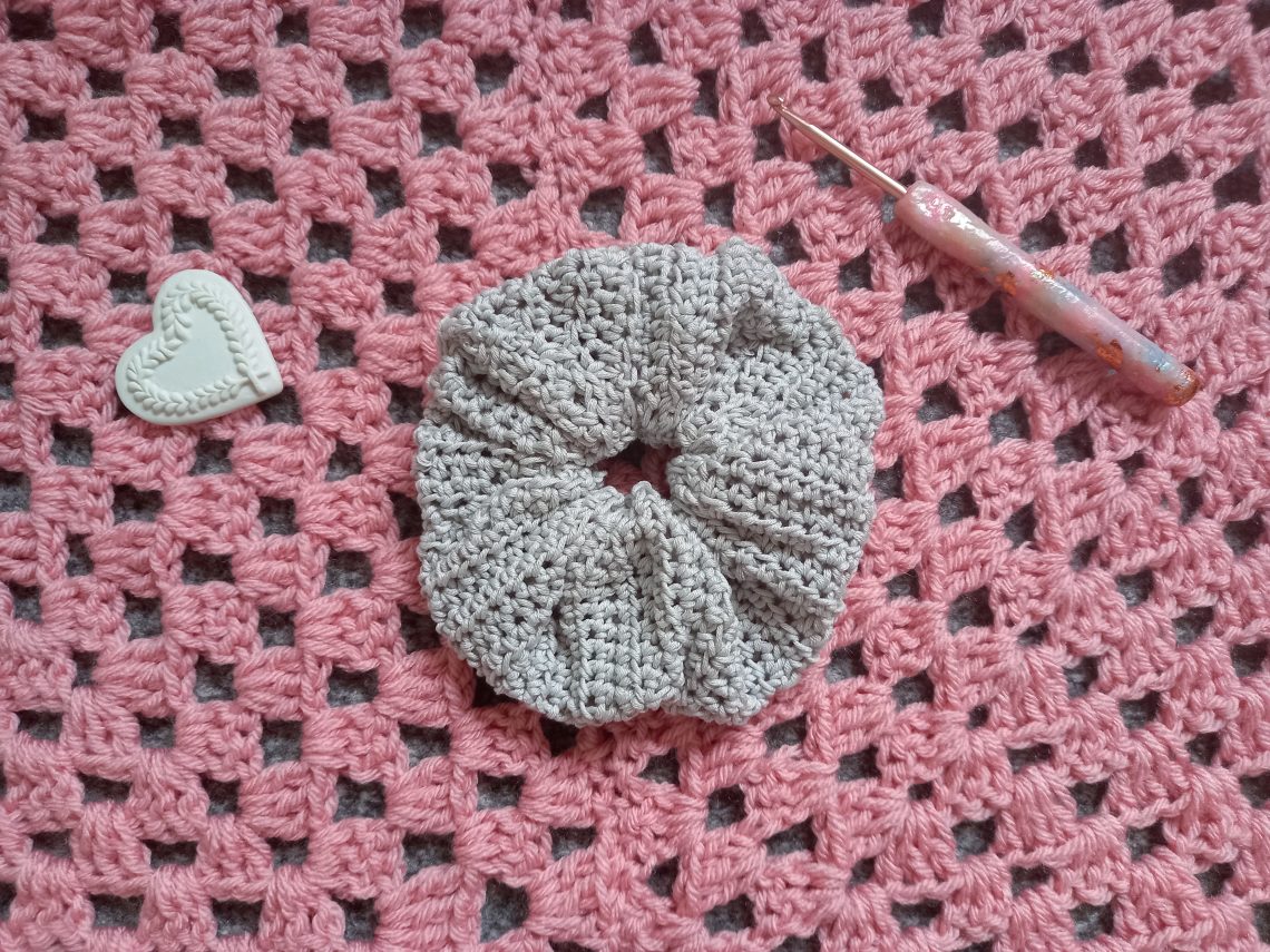 Crochet Feminine & Easy Scrunchie