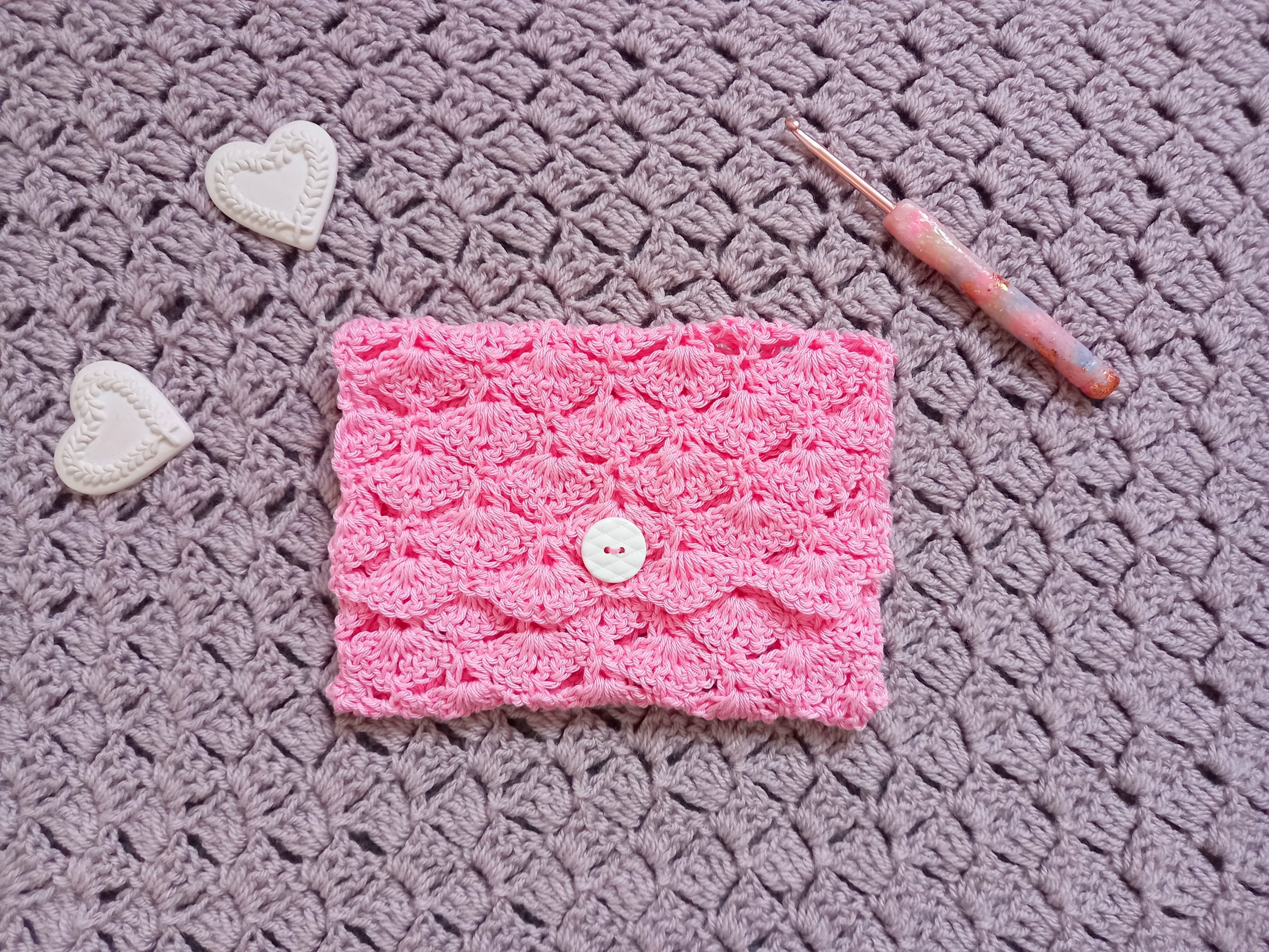 Meadow Clutch and Coin Purse embossed crochet pattern | outstanding-crochet