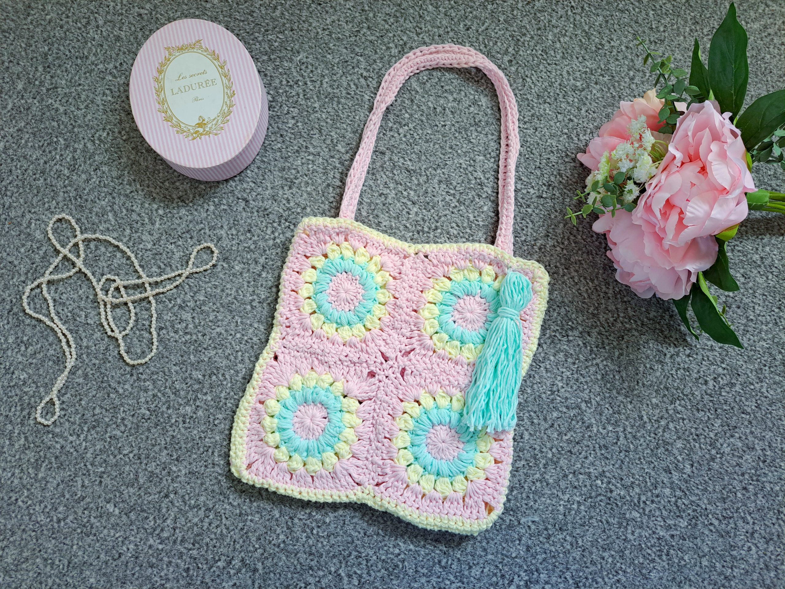 Crochet Sunburst Granny Square Bag Free Pattern