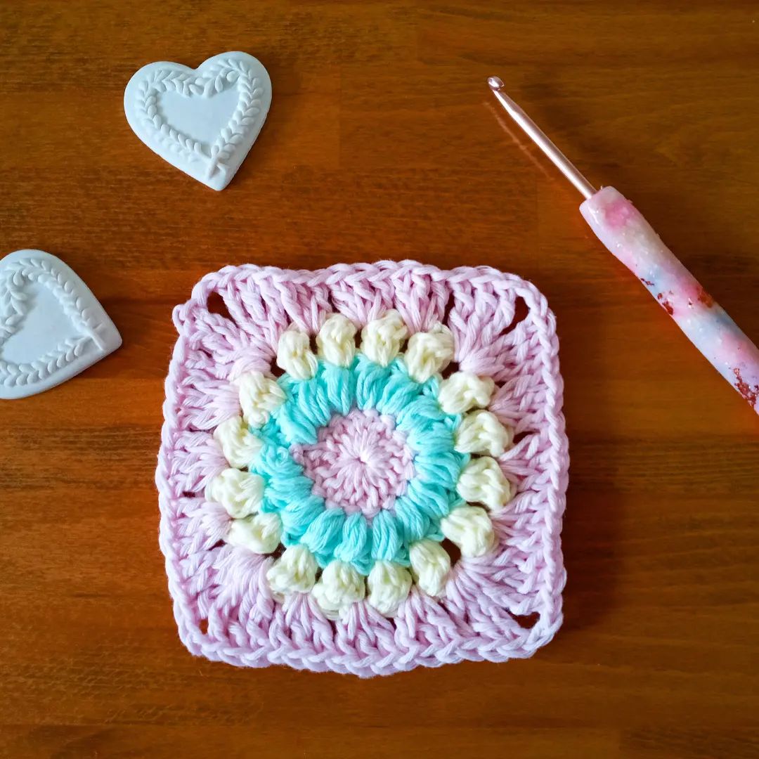 Currently really enjoying crocheting #sunburst  granny squares 🌸🌸🌸 these squares will be part of a future Boho bag, and are crocheted with @paintboxyarns Cotton Aran yarn 🌼
Happy Monday!

#crochetersofinstagram #crochetgrannysquare #crocheter #crochet #crochetaddict #crochetsquare #sunburstgrannysquare #sunburstgranny #crochetlover #crochetpattern #crochetgram #instacrochet #igcrochet #crochettutorial #crochetinspiration #crochetpassion #crochetyoutuber #youtube #youtuber #crochetlove #hookedoncrochet #hookedonhandmade #minutescraft #diy #coachellavibes #coachella #northumberland #newcastle #ethicalblogger