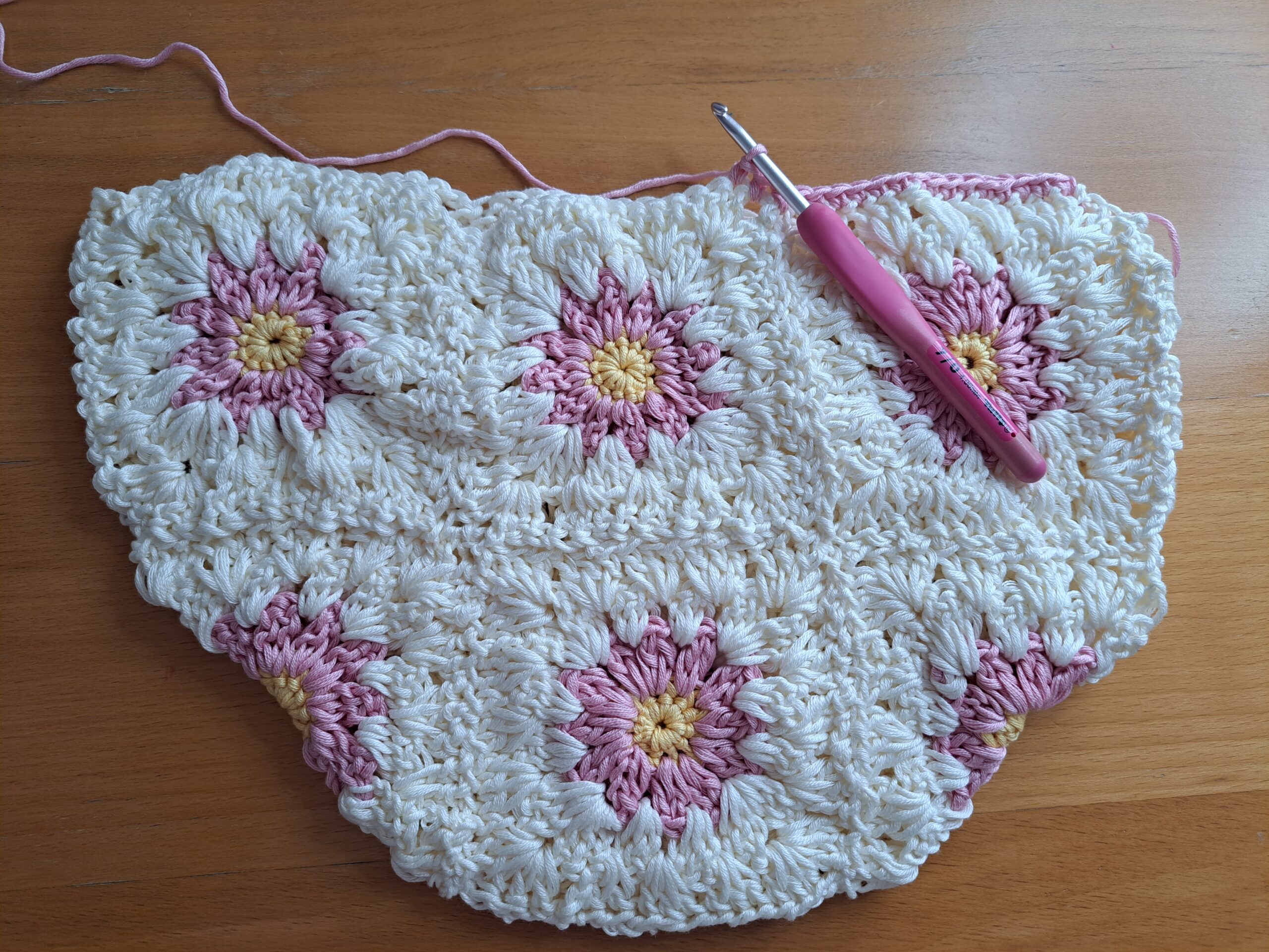 Crochet the edging on the top opening of the bag